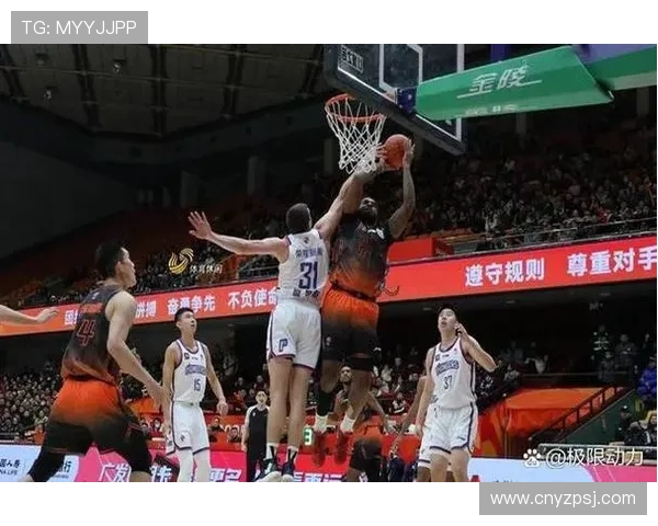 上海久事与山东男篮激战正酣谁能在这场对决中笑到最后