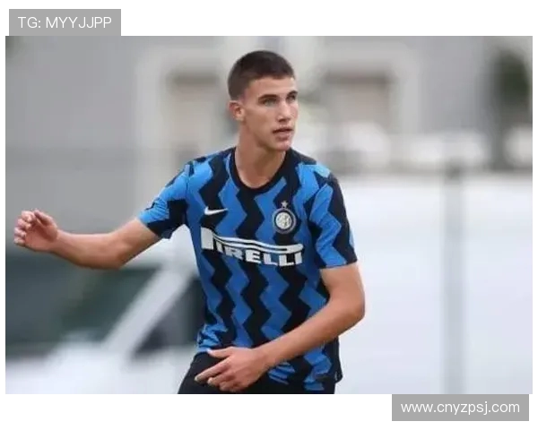 哈维西蒙斯的崛起之路：从青训天才到足球场上的耀眼明星